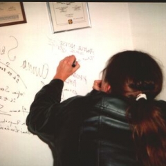 Ronald Reisener składa swój autograf na ścianie opolskiej restauracji 